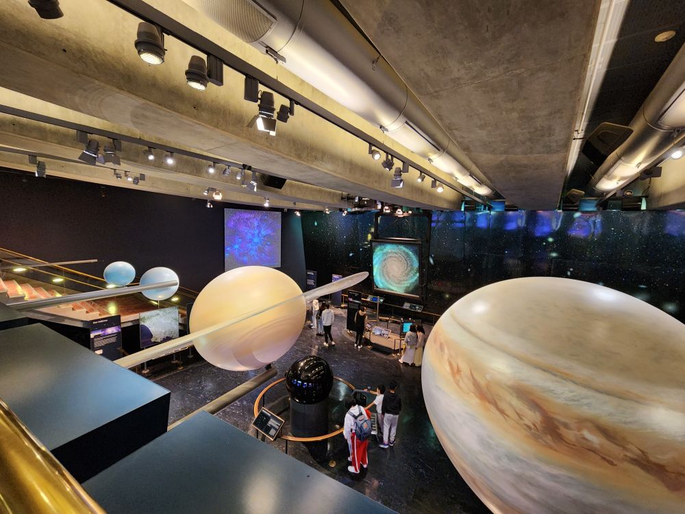Giant planet figures suspended from the ceiling at Griffith Observatory, including but not limited to Jupiter, Saturn, Uranus, and Neptune. 