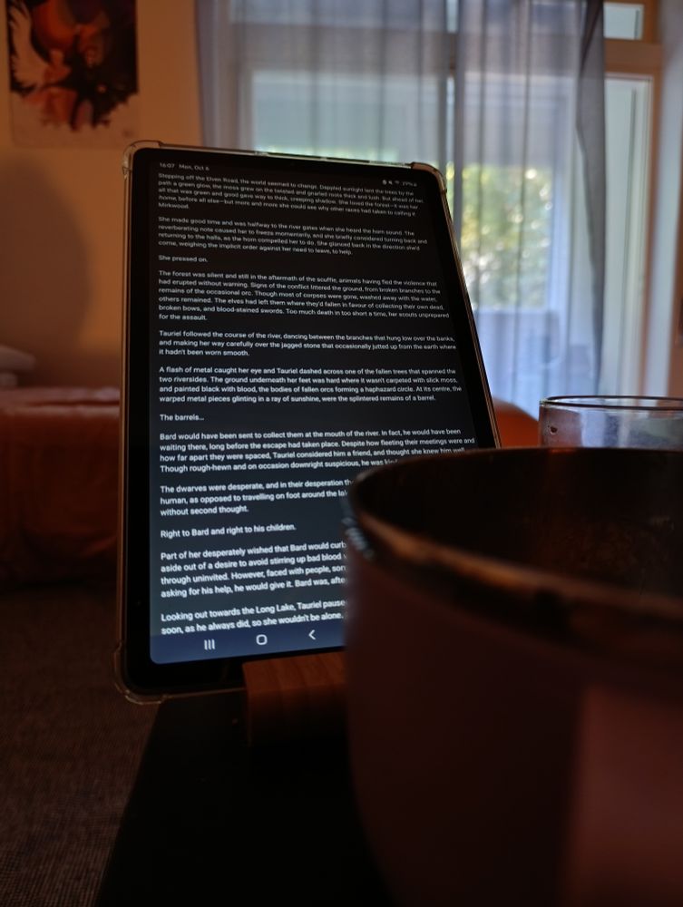 Photo of my purple Budda bowl full of a chicken salad and seasonal veggies, a clear mug with pumpkin tea and a LOTR fanfic on my Samsung tab 