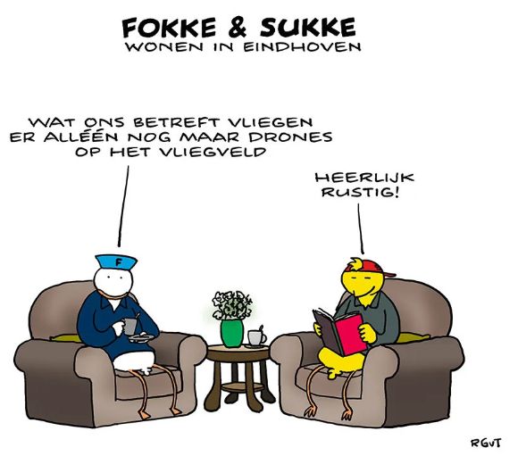 Fokke en Sukke, in een fauteuil zittend met koffie en een boek, wonen in Eindhoven.
Wat ons betreft vliegen er alleen nog maar drones op het vliegveld, zegt Fokke.
Heerlijk rustig!, vindt Sukke.