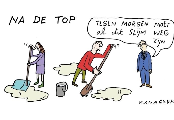 Tekening van een dweilende vrouw in paars pakje en een man in groene broek en rode trui. Op de vloer drie grote plassen en een emmer. 
De kop erboven zegt: na de top.
Een man in blauw pak die naast de dweilers staat zegt: tegen morgen moet al dit slijm weg zijn.