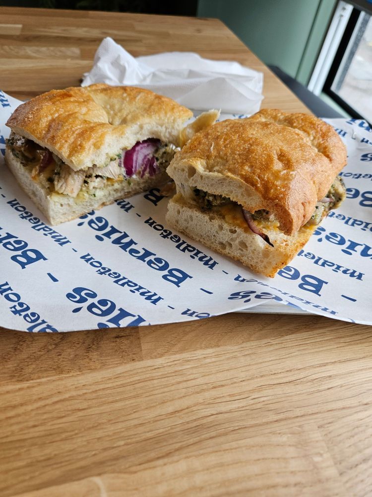 HEY PESTO
Toasted focaccia, chargilled chicken pesto, mayo, red onions, mozzarella cheddar mix & rocket