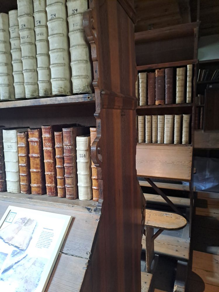Boekenkasten in de 17de-eeuwse librije van Enkhuizen 