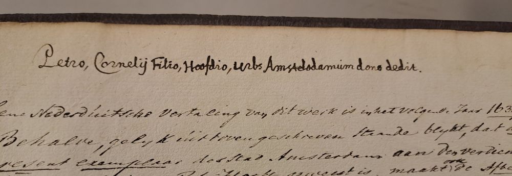 Incriptie in Barlaeus, Medicea hospes, Amsterdam 1638, waaruit blijkt dat de stad Amsterdam dit exemplaar aan P.C. Hooft heeft geschonken