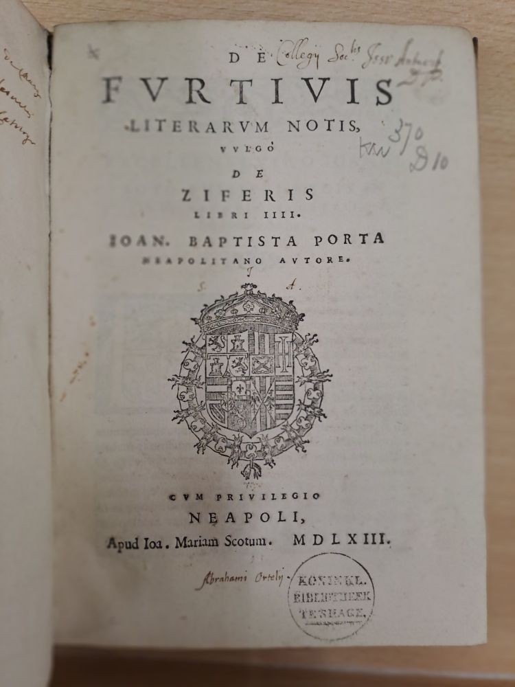 Titelpagina van De furtivis literarum notis, vulgo de ziferis, gedrukt in Napels in 1563, uit de bibliotheek van Abraham Ortelius.