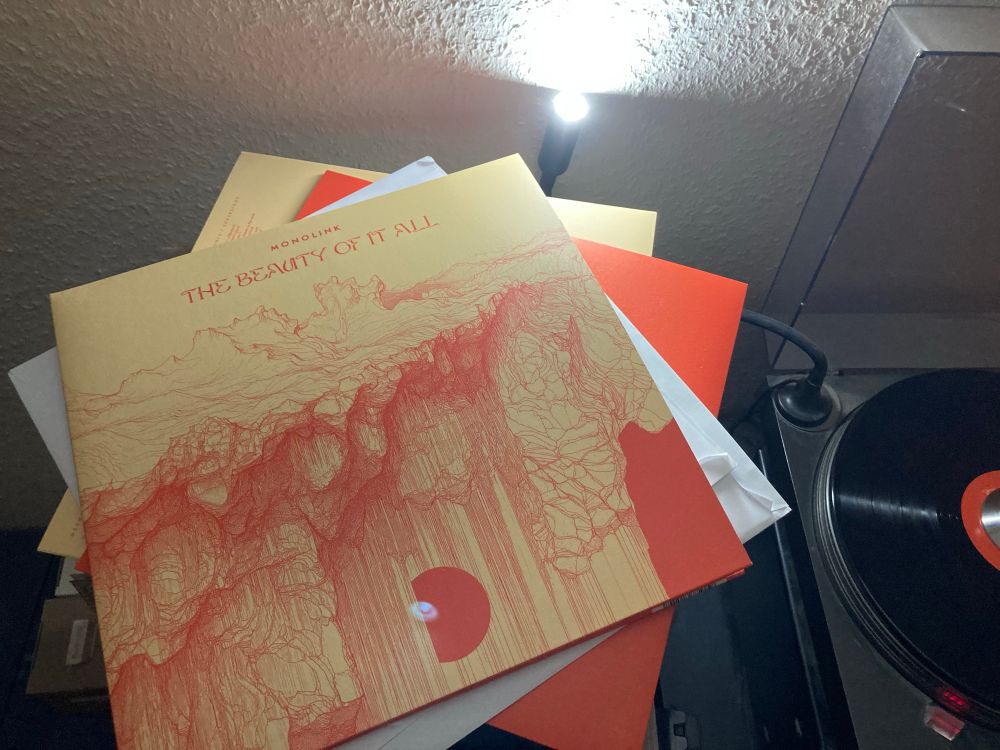 neuestes Album von Monolink auf Vinyl 
daneben ein Plattenspieler 