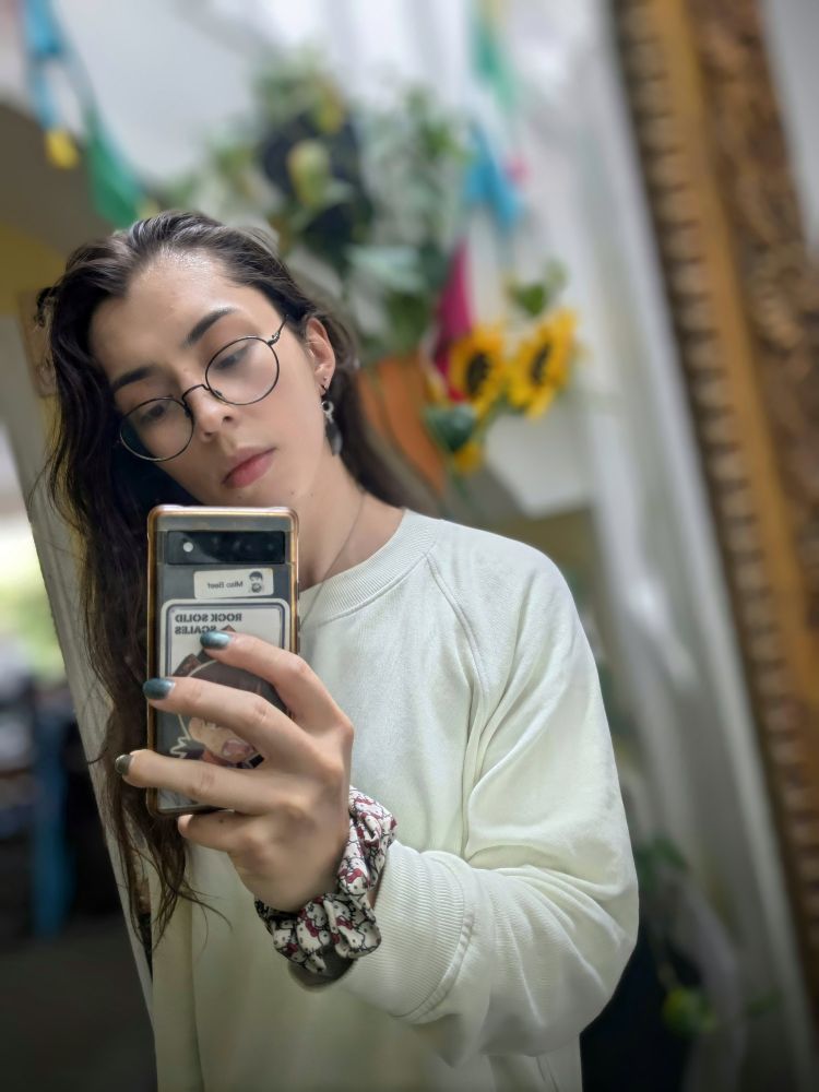 Mirror selfie
white jumper
Painted nails
miso beef