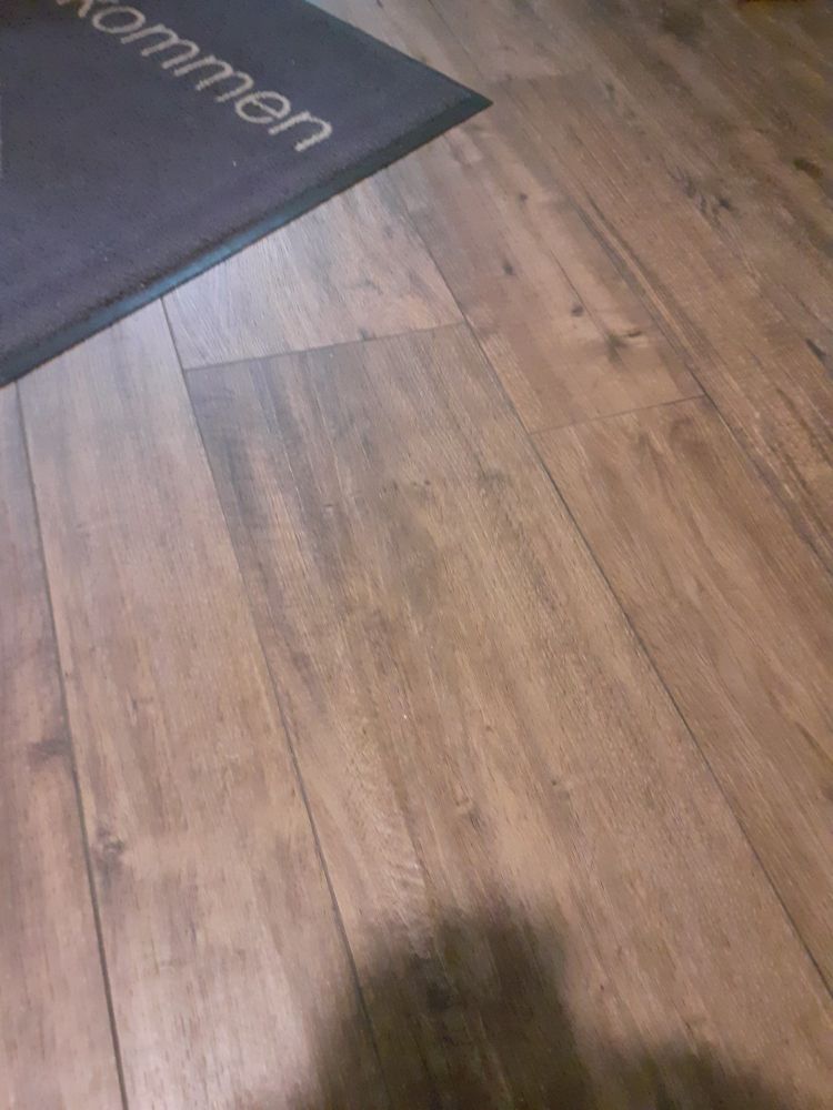 Fußboden im Wartezimmer, Fliesen mit dunkelbraunem Holzimitat