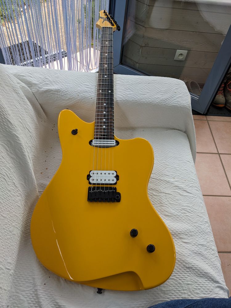 La même chose de plus près laissant apparaître une encoche sur la table en forme de virgule, signature du luthier. 