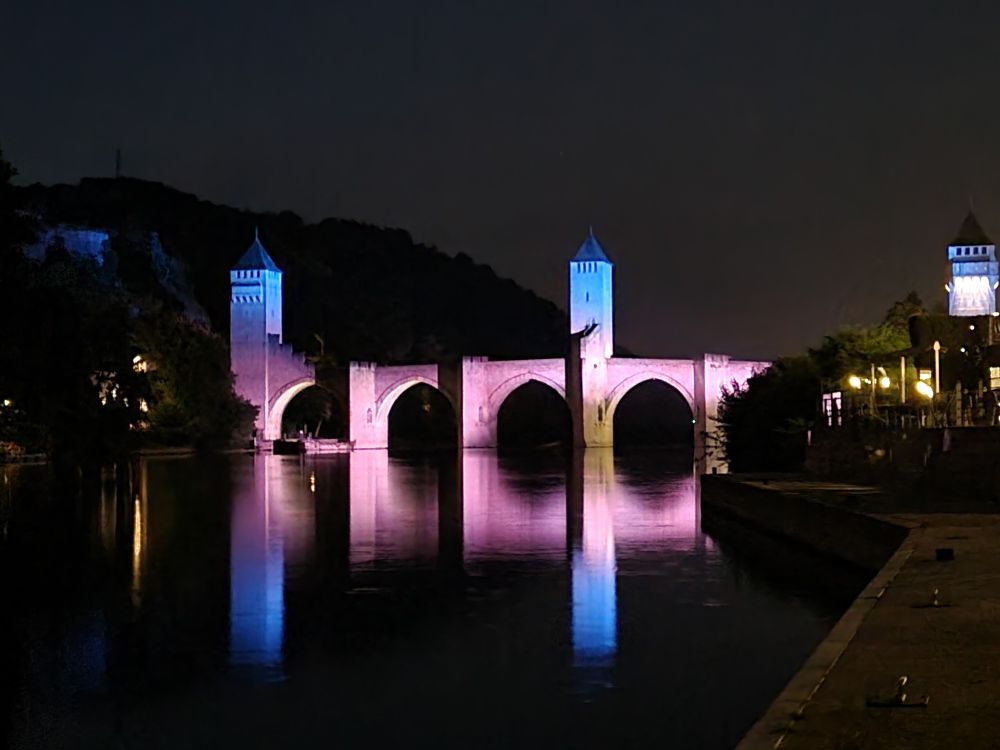 Le pont Valentré éclairé de nuit en bleu et rose (En principe c'est bleu et blanc pour rendre hommage à la montée en Fédérale 1 du club de rugby)
