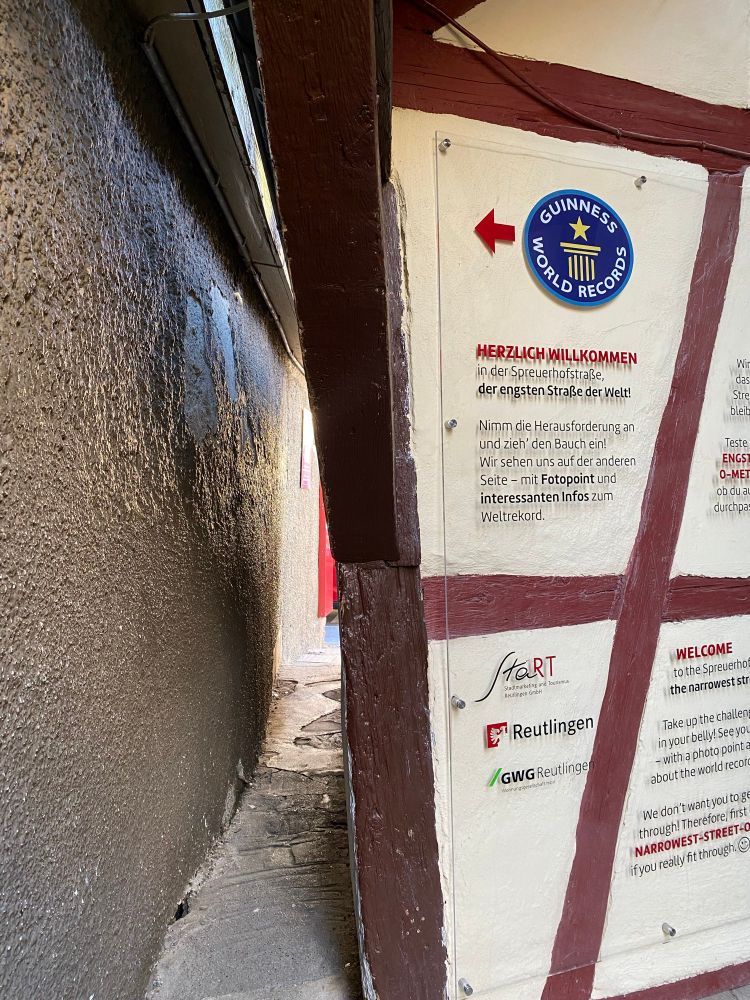 Die engste strasse der Welt. Schild & die enge Strasse