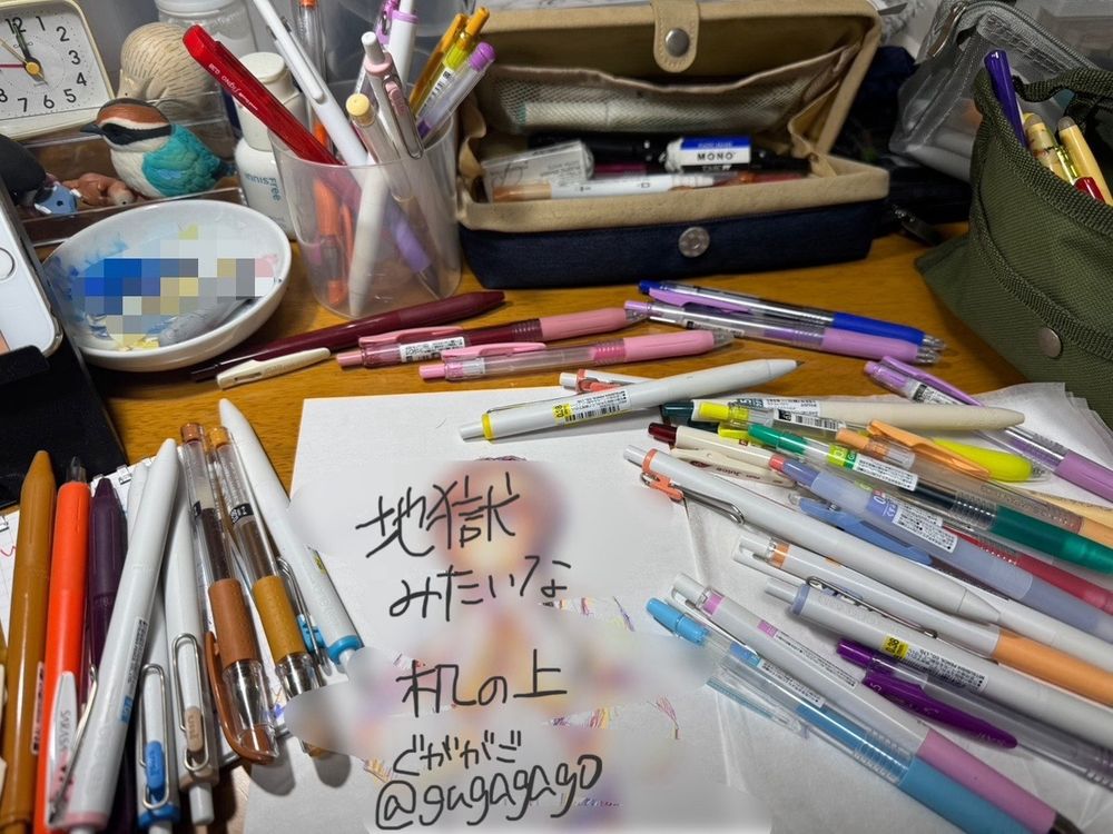 地獄のようなボールペン絵を描いている時の机の上の写真