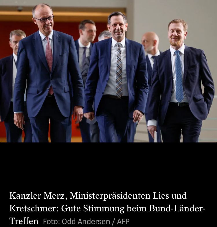 Sieben weiße Männer in blauen Anzügen, die am Bund-Länder-Treffen teilnehmen. Keine Frauen, keine Rollis, keine Diversität.