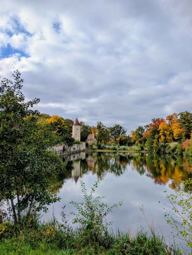 Teich vor Turm mit Stadtmauer
