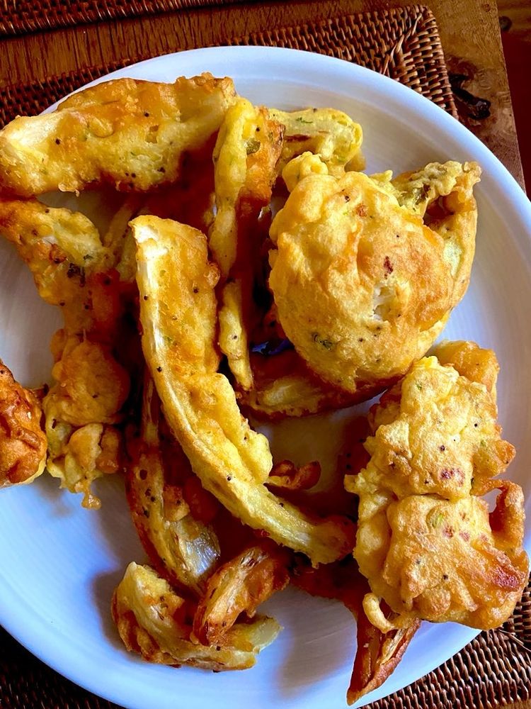 Karfiolstengel panierter einem weißen Teller 