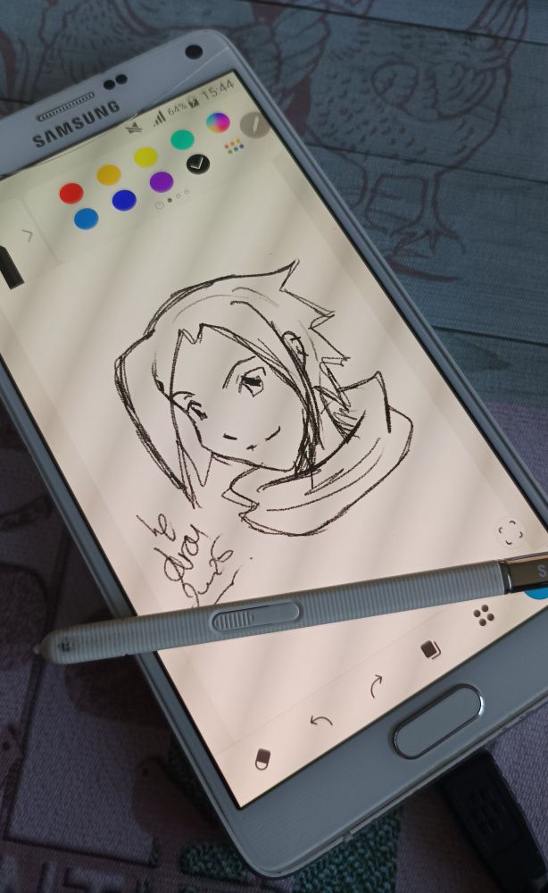 Foto de un Galaxy Note 4 con el Spen encima de la pantalla y un dibujo en la pantalla. 
