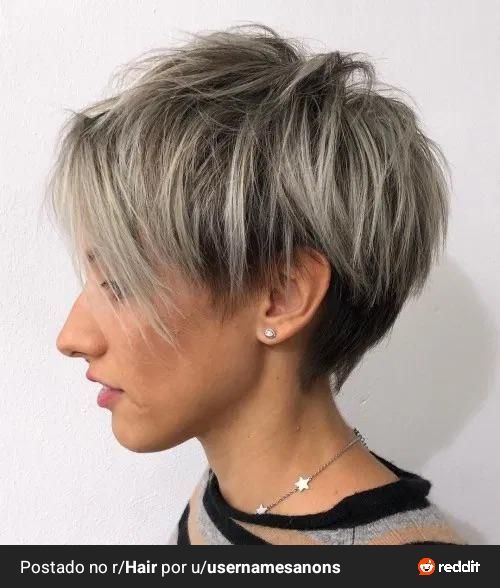 Mulher branca de cabelo liso platinado jogado para o lado. Estilo Karen