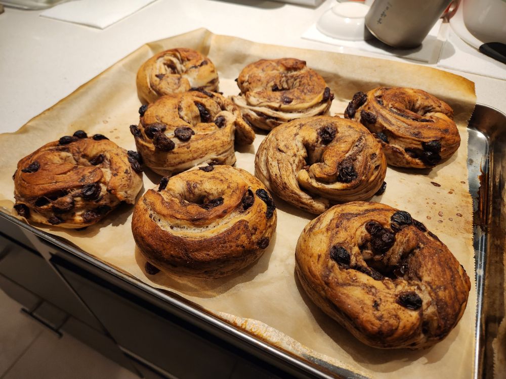 Tray of cinnamon raisin bagels