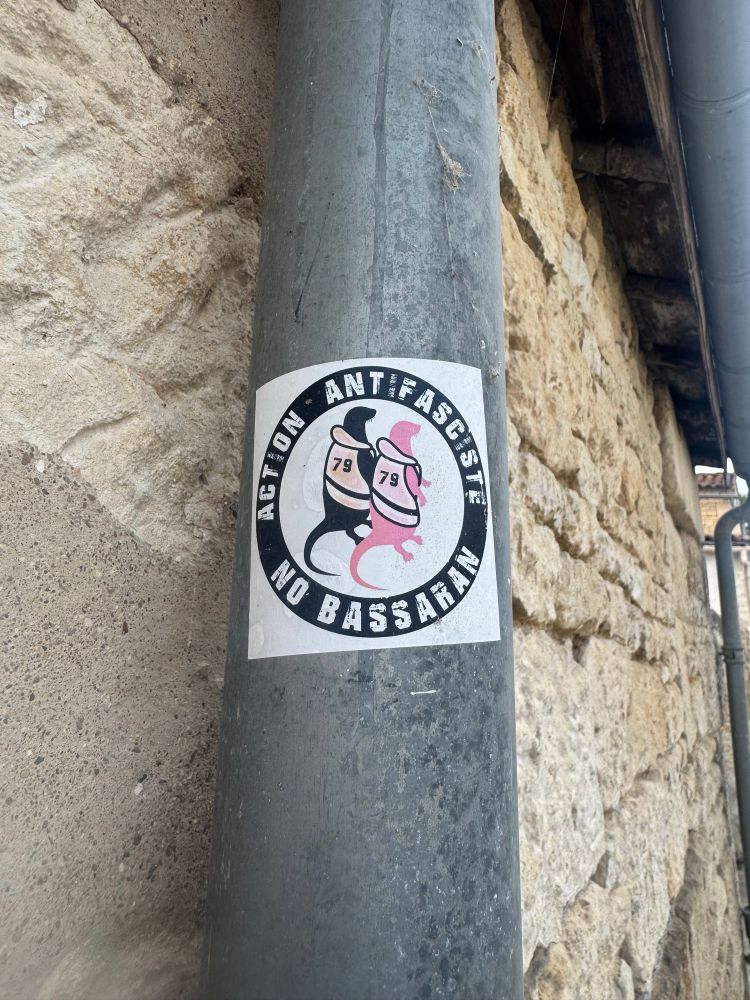 Sticker antifa du 79 sur une gouttière dans le village de Coulon