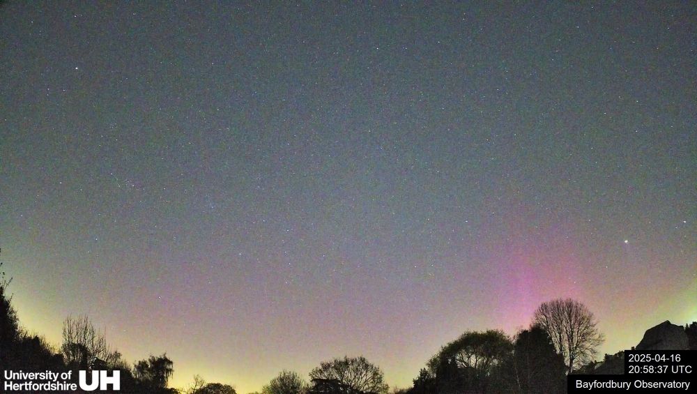 An image of the sky with purple aurora 
