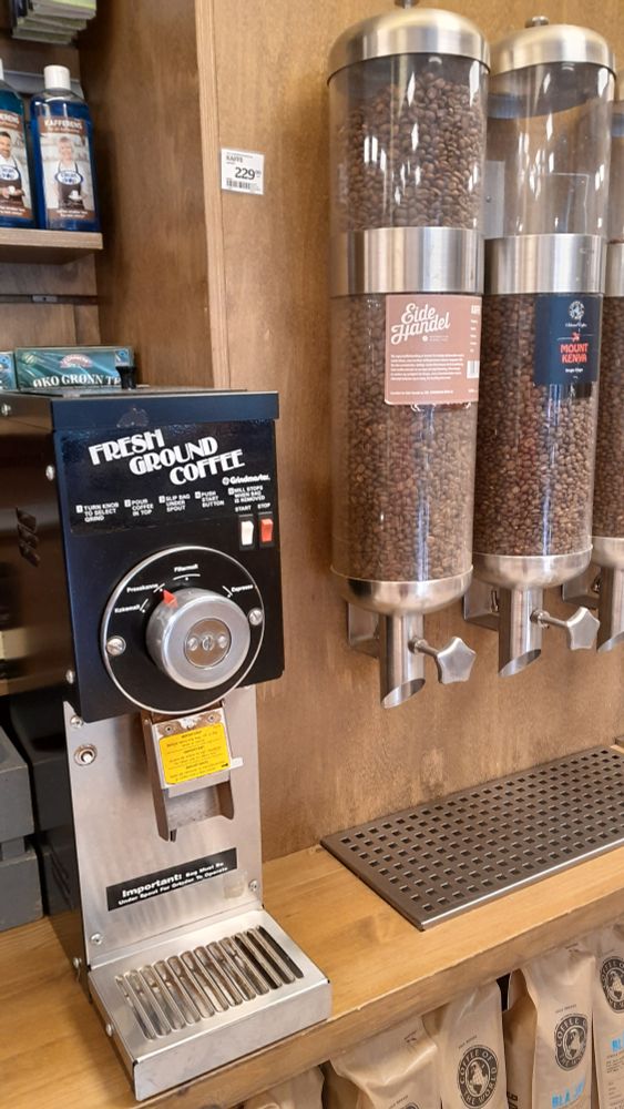 Kaffikvern av merket Grindmaster, sylindrar med bønner i lausvekt, utdatert (!) prislapp: 229 kr/kg