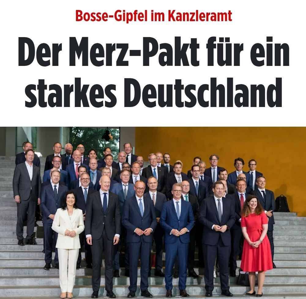 Bild-Schlagzeile "Bosse-Gipfel im Kanzleramt- Der Merz-Pakt für ein starkes Deutdchland". Darunter ein Foto mit mehreren Dutzend hauptsächlich mittelalten weißen Männern in dunklen Anzügen, vorne am Rand sind auch 2 Frauen zu sehen.