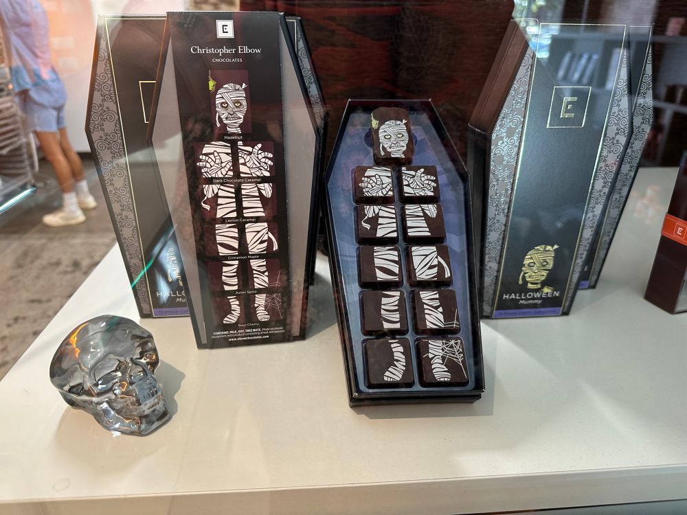 This year’s coffin candy is printed as a mummy. One large head truffle and 10 flat square body wrap truffles. Posed with a silver skull. 💀 