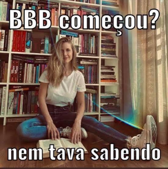 Na imagem, uma estante de livros com uma moça lendo.

Se lê "BBB COMEÇOU? NEM TAVA SABENDO"
