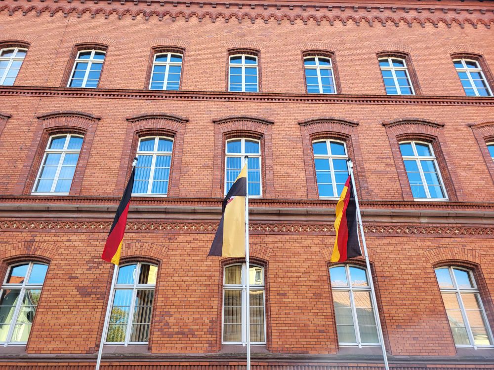 Backsteingebäude mit 3 Flaggen,  2 x für Deutschland,  1 x für Sachsen-Anhalt 