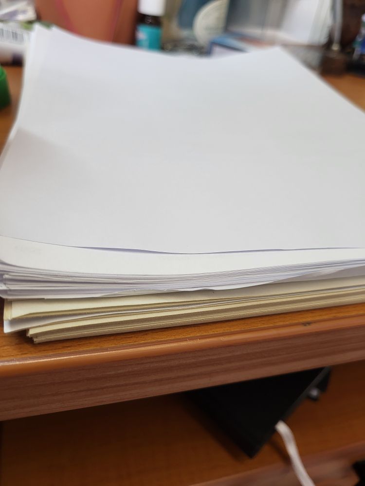 Stoß DINA 4 Papier auf einem Schreibtisch 