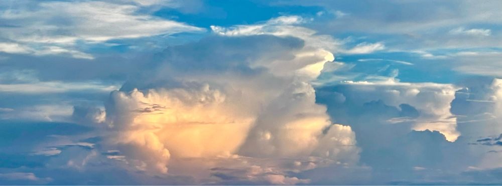 ほんのり赤みを帯びた雲と、青空