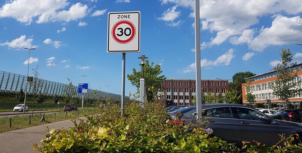 Logisch: rijden met 30 km/u is meer vervuilend dan rijden met 50 km/u – Autointernationaal.nl