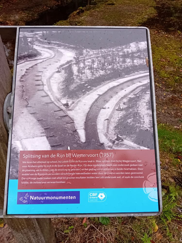 Bord dat beschrijft hoe hier de splitsing van de Rijn bij Westervoort is onderzocht.