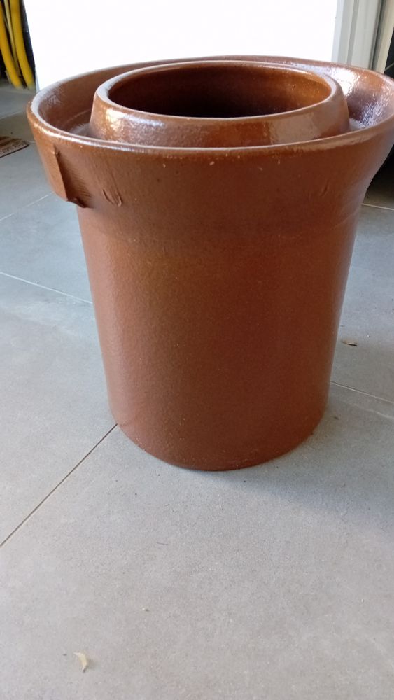 Foto van de zuurkoolpot. Zijaanzicht.
