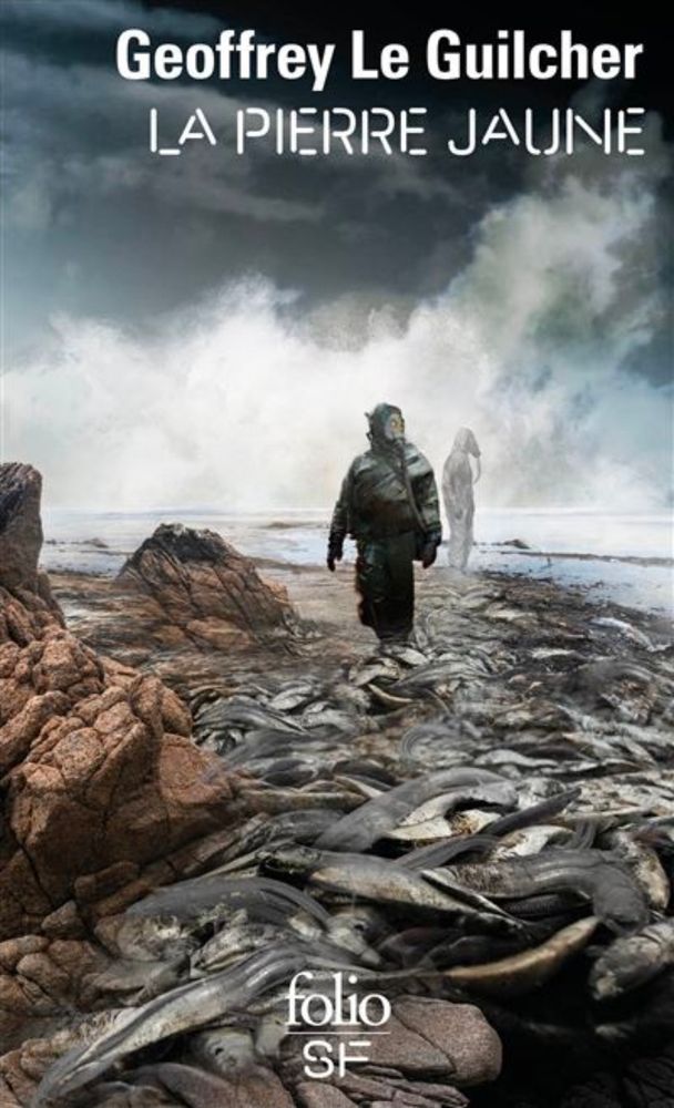 Couverture poche du roman de sf 
La pierre jaune
De geoffroy le guilcher
[Une silhouette fantomatique en combinaison antiradiation, bord de mer granitique jonché de poissons morts]