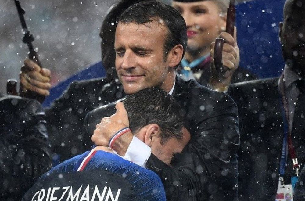 macron mouillé mais sous parapluies fait un câlin à Griezmann, CDM 2018
