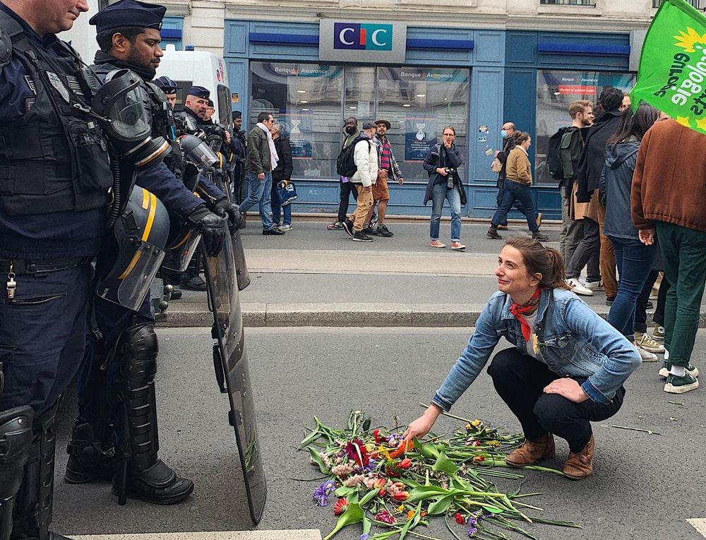 Tondelier le 23 mars 2023 offrant des fleurs aux crs
Opération "Des coquelicots, pas des lacrymos".