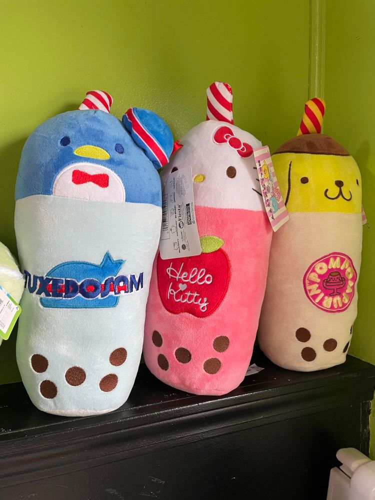 boba themed sanrio plushies! (from left to right: tuxedo sam, hello kitty, pompompurin) 