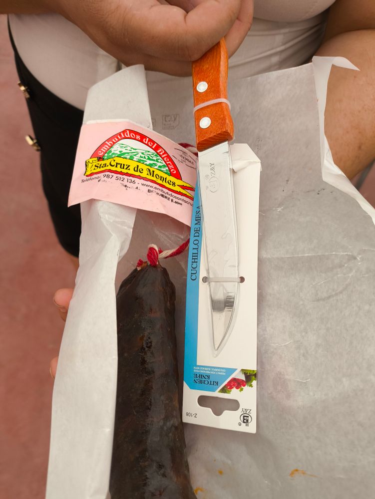 Foto de primer plano del chorizo del Bierzo y un cuchillo para cortarlo 