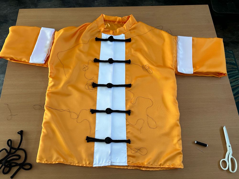 Ausrichten aller Verschlüsse vor dem Annähen am Oberteil