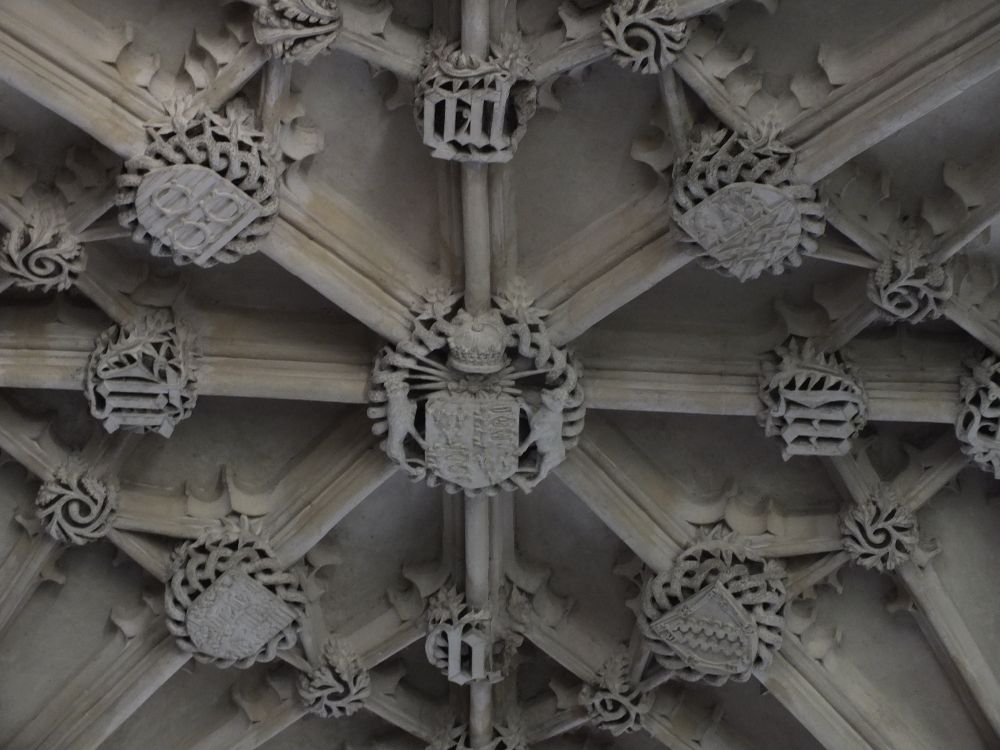 Central bay detail, showing the arms of Edward IV (King 4 March 1461-3 Oct 1470/11 April 1471-9 April 1483) and the vernacular prayer IHC - B(E) - ME - (S)PED around it. Also are the arms of Ralph, Baron Greystoke, William Dudley Bishop of Durham (briefly chancellor of Oxford 1483), Exeter College