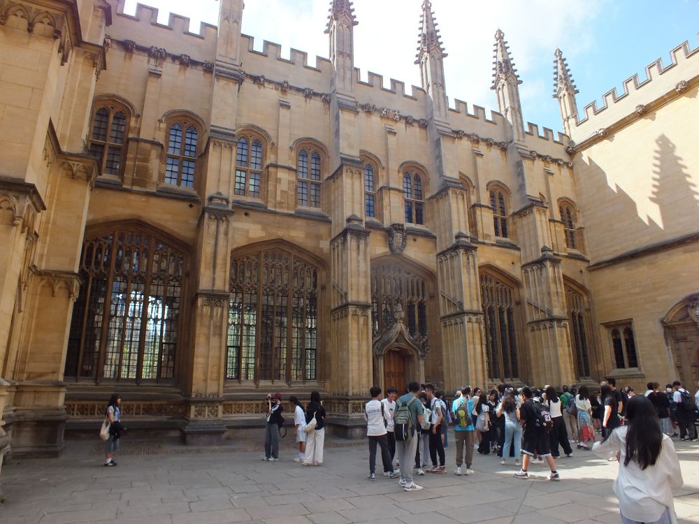 The N side of the Divinity School in front of the Sheldonian which is publically accessible so the place that people talk about hary poter and stuff. Duke Humfrey's Library is the storey above and was probably planned from the outset rather than being an afterthought.