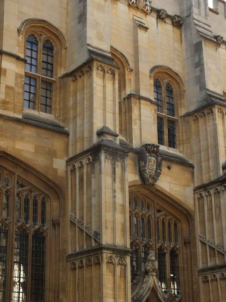 View showing upper buttresses are bonded in with the upper window mouldings. Although all this is reskinned like pretty much all of Oxford at least twice