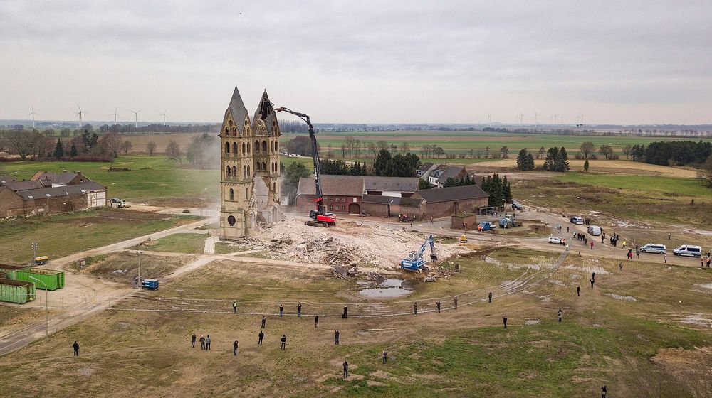 Wide view of the later stages of the demolition of St Lambertus, with a high-reach excavator beginning the levelling of the west block. 9 January 2018

Photo/Map: Arne Müseler / arne-mueseler.com / CC-BY-SA-3.0