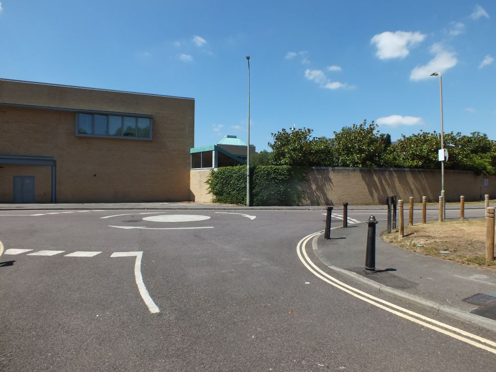 Rewley Road mini-roundabout from the E, looking toward back of the Said Business School