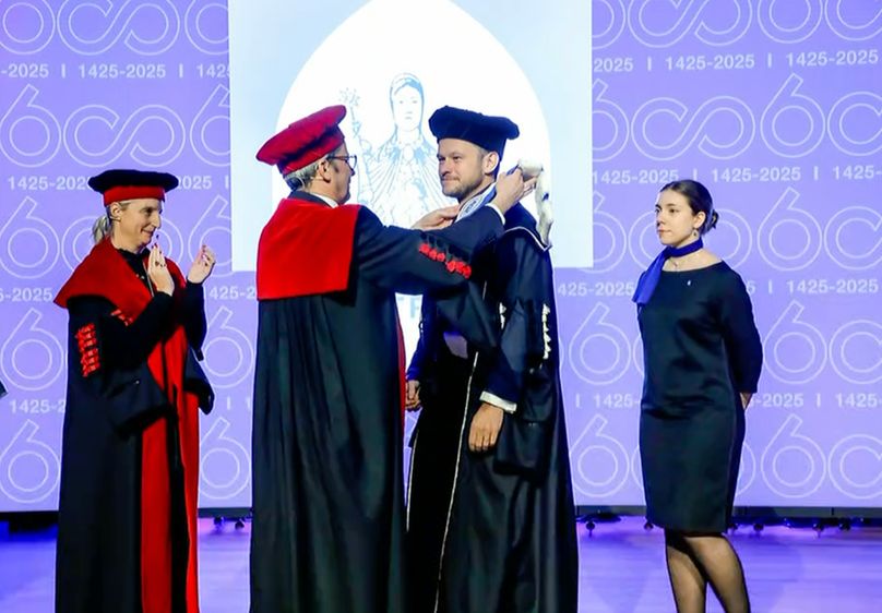 Photo of  Max Roser, the founder of Our World in Data, receiving an honorary doctorate from KU Leuven & UCLouvain
