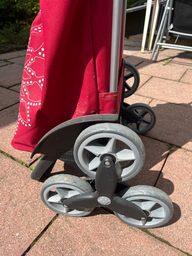 Hackenporsche rot von Gimi mit smarten rollen zum Treppen steigen