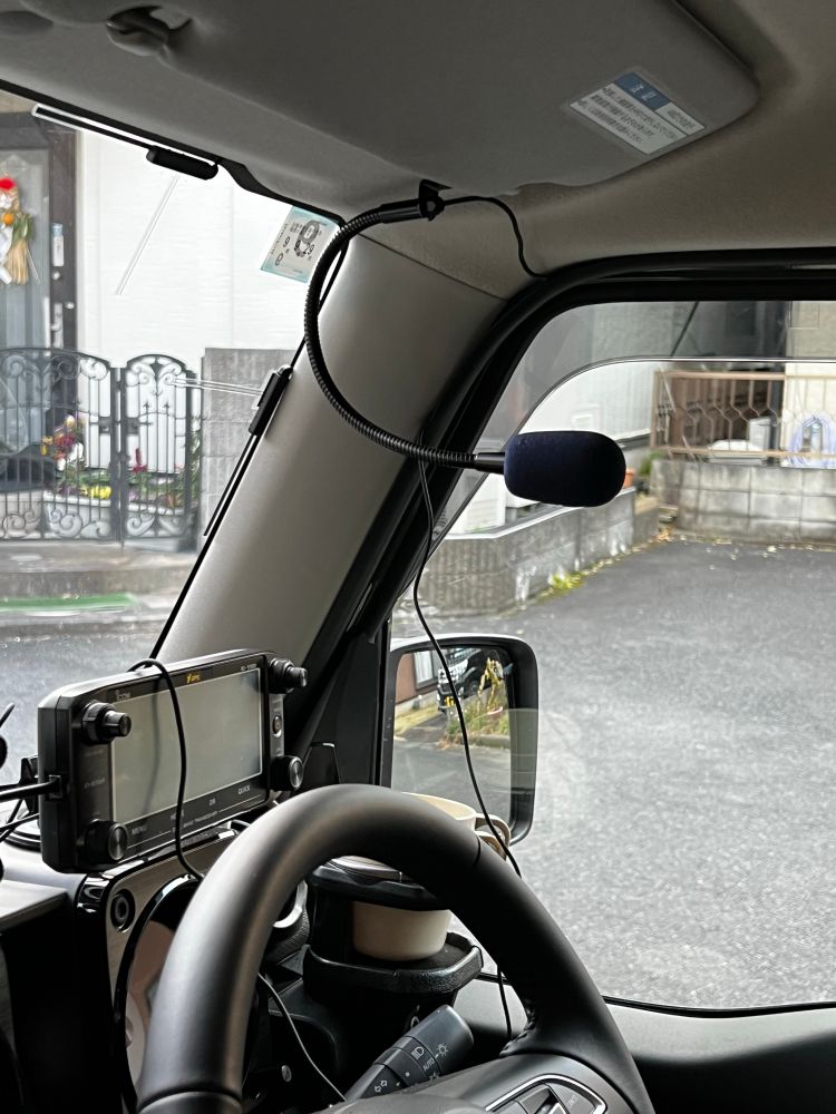 バイザー取付けネジを外しフレキシブルマイクを取付け、ケーブルはピラーからハンドル下を通しました。