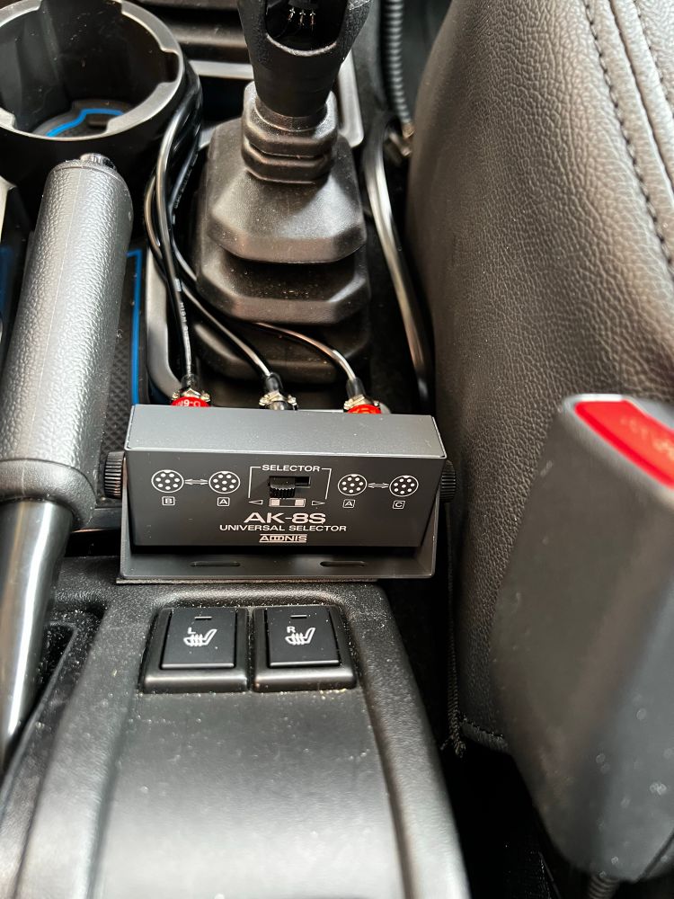 マイク切換器はパーキングレバーと座席に干渉しないギリギリに両面テープで取付け。
