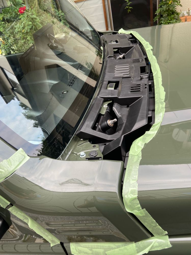 VUケーブルはパネルを外してエンジンルームに引き込み、更にメインハーネスのゴムブッシュから車内に通しました。

