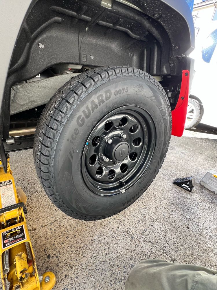 交換作業中のスタッドレスタイヤ
ジャックアップポイントが結構奥にある